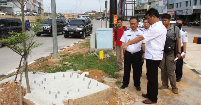 Pemko Pasang Lampu Lalu Lintas di Simpang Tiga Planet Holiday